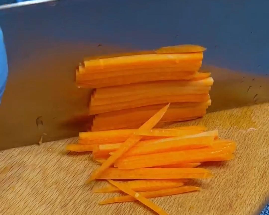 凉拌鸡丝～麻辣鲜香，开胃下饭，高蛋白低脂肪，很受减肥人士喜爱的做法 步骤7