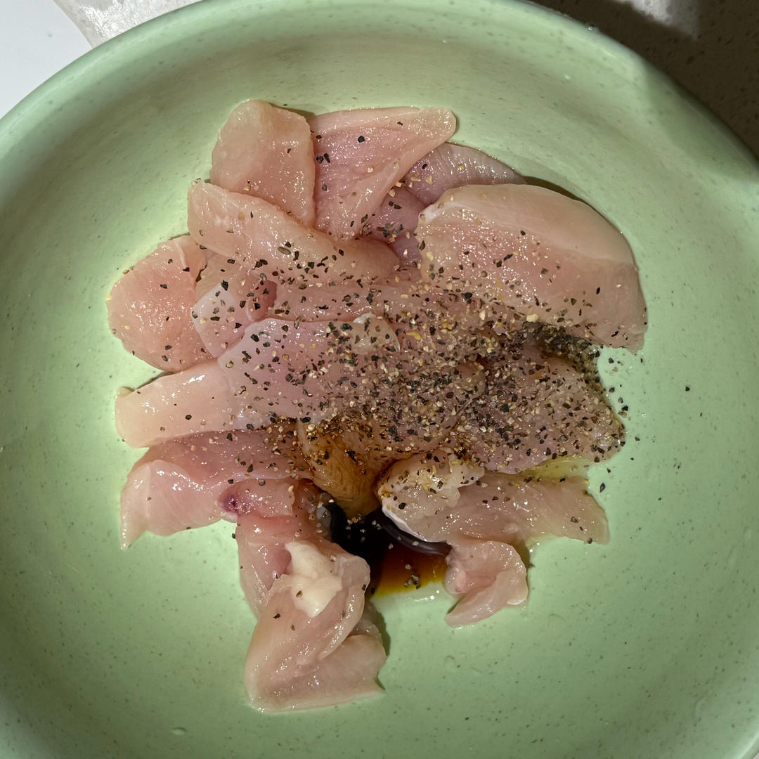 减脂餐——煎无油鸡胸肉｜生胡萝卜｜水煮青菜、西兰花、鸡蛋｜蒸红薯的做法 步骤2