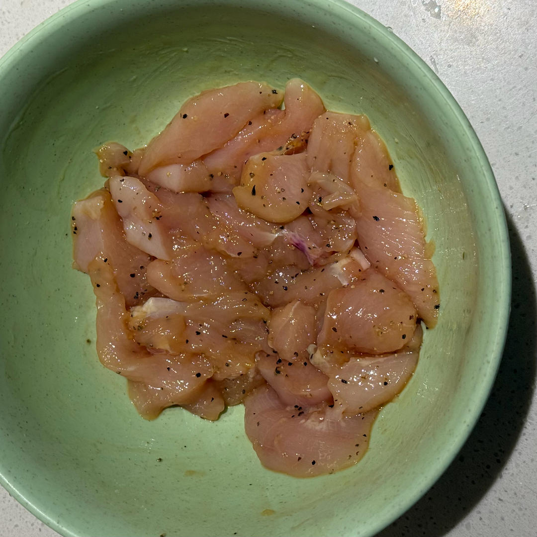 减脂餐——煎无油鸡胸肉｜生胡萝卜｜水煮青菜、西兰花、鸡蛋｜蒸红薯的做法 步骤3