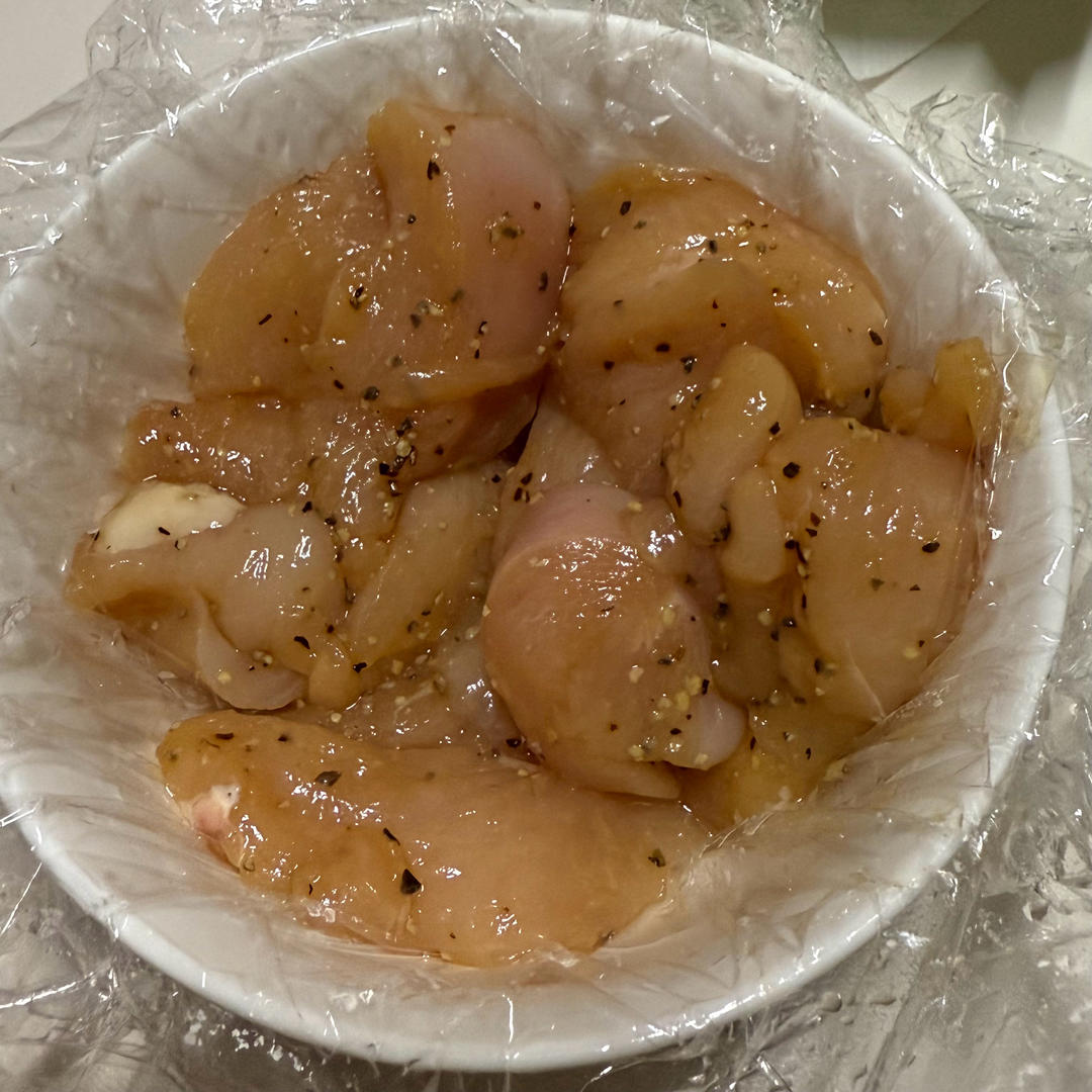 减脂餐——煎无油鸡胸肉｜生胡萝卜｜水煮青菜、西兰花、鸡蛋｜蒸红薯的做法 步骤4