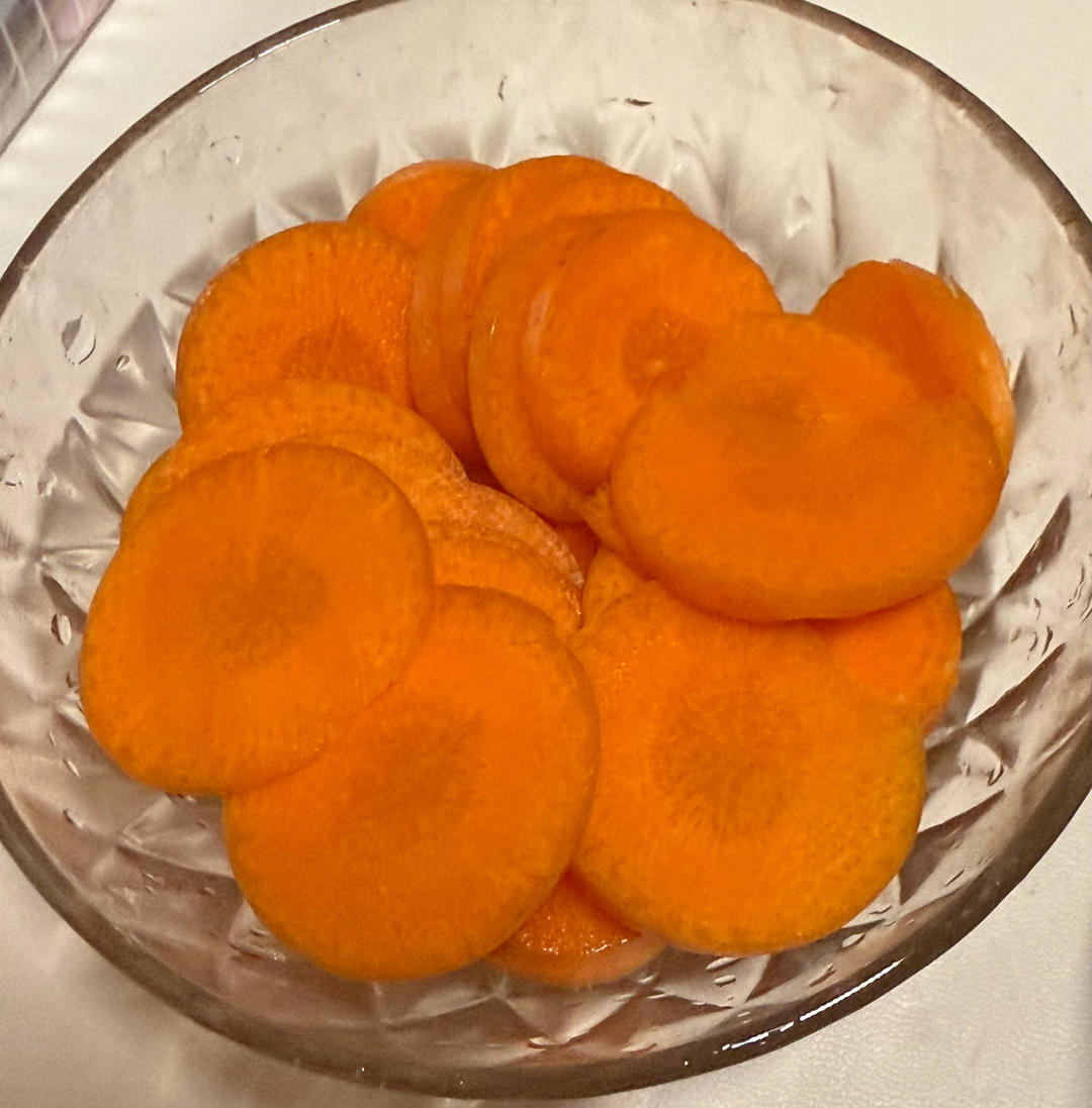 减脂餐——煎无油鸡胸肉｜生胡萝卜｜水煮青菜、西兰花、鸡蛋｜蒸红薯的做法 步骤6