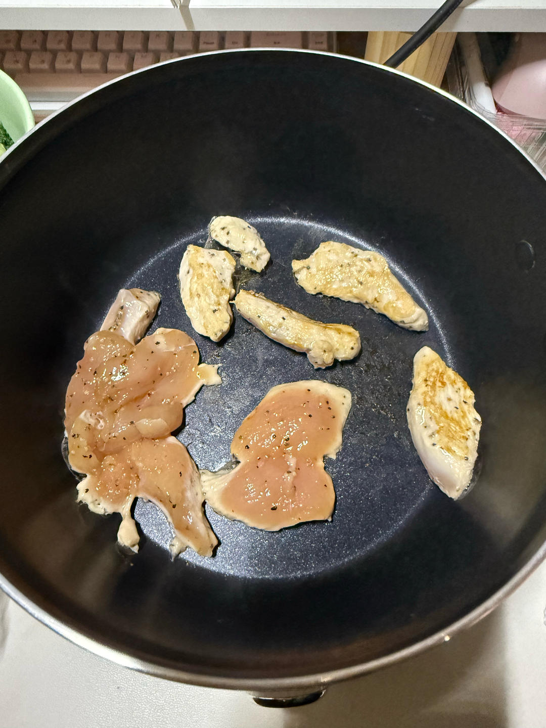 减脂餐——煎无油鸡胸肉｜生胡萝卜｜水煮青菜、西兰花、鸡蛋｜蒸红薯的做法 步骤7