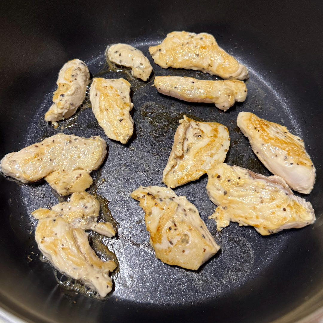 减脂餐——煎无油鸡胸肉｜生胡萝卜｜水煮青菜、西兰花、鸡蛋｜蒸红薯的做法 步骤8