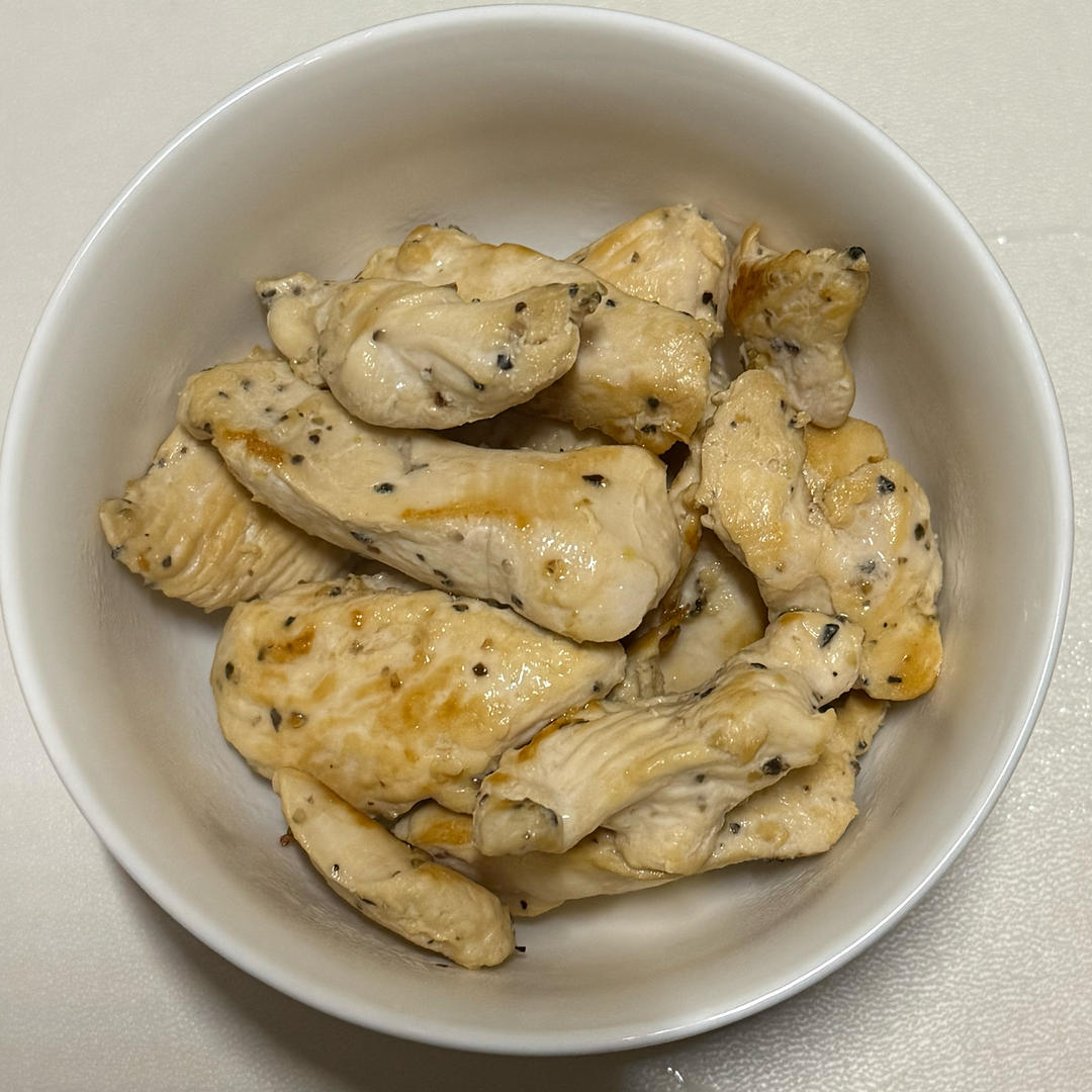 减脂餐——煎无油鸡胸肉｜生胡萝卜｜水煮青菜、西兰花、鸡蛋｜蒸红薯的做法 步骤9