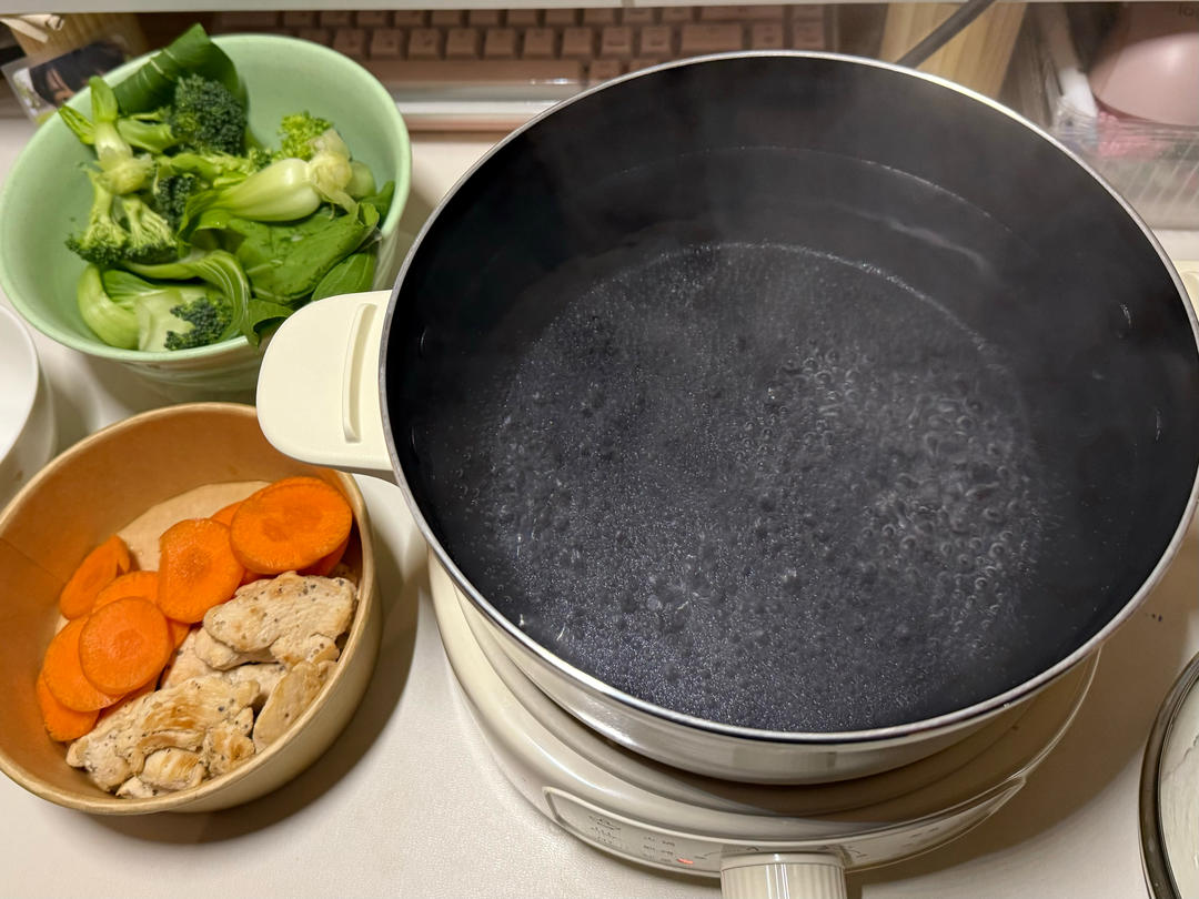 减脂餐——煎无油鸡胸肉｜生胡萝卜｜水煮青菜、西兰花、鸡蛋｜蒸红薯的做法 步骤11