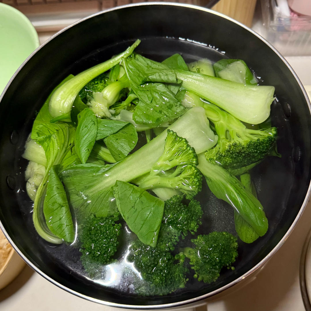 减脂餐——煎无油鸡胸肉｜生胡萝卜｜水煮青菜、西兰花、鸡蛋｜蒸红薯的做法 步骤12