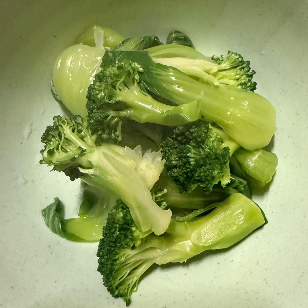 减脂餐——煎无油鸡胸肉｜生胡萝卜｜水煮青菜、西兰花、鸡蛋｜蒸红薯的做法 步骤13