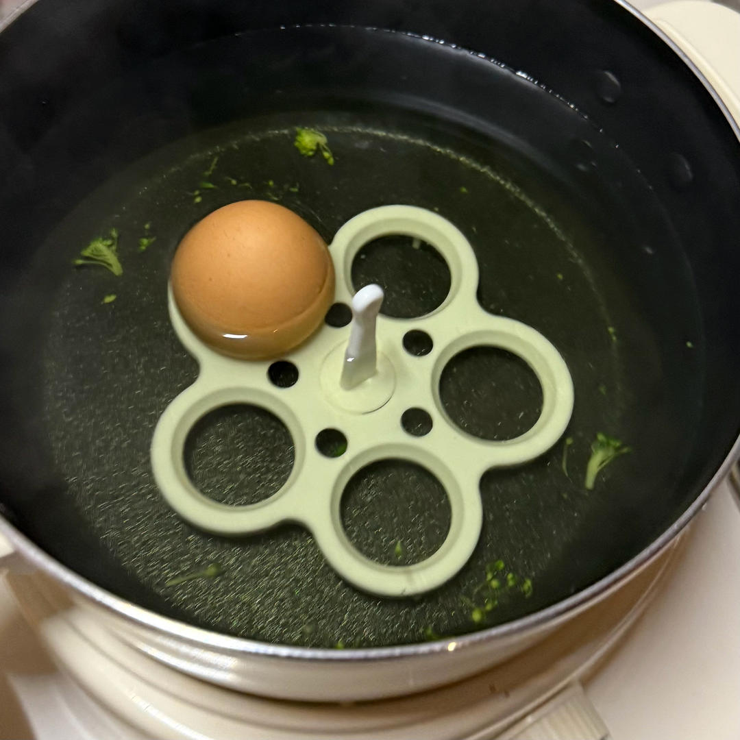 减脂餐——煎无油鸡胸肉｜生胡萝卜｜水煮青菜、西兰花、鸡蛋｜蒸红薯的做法 步骤14