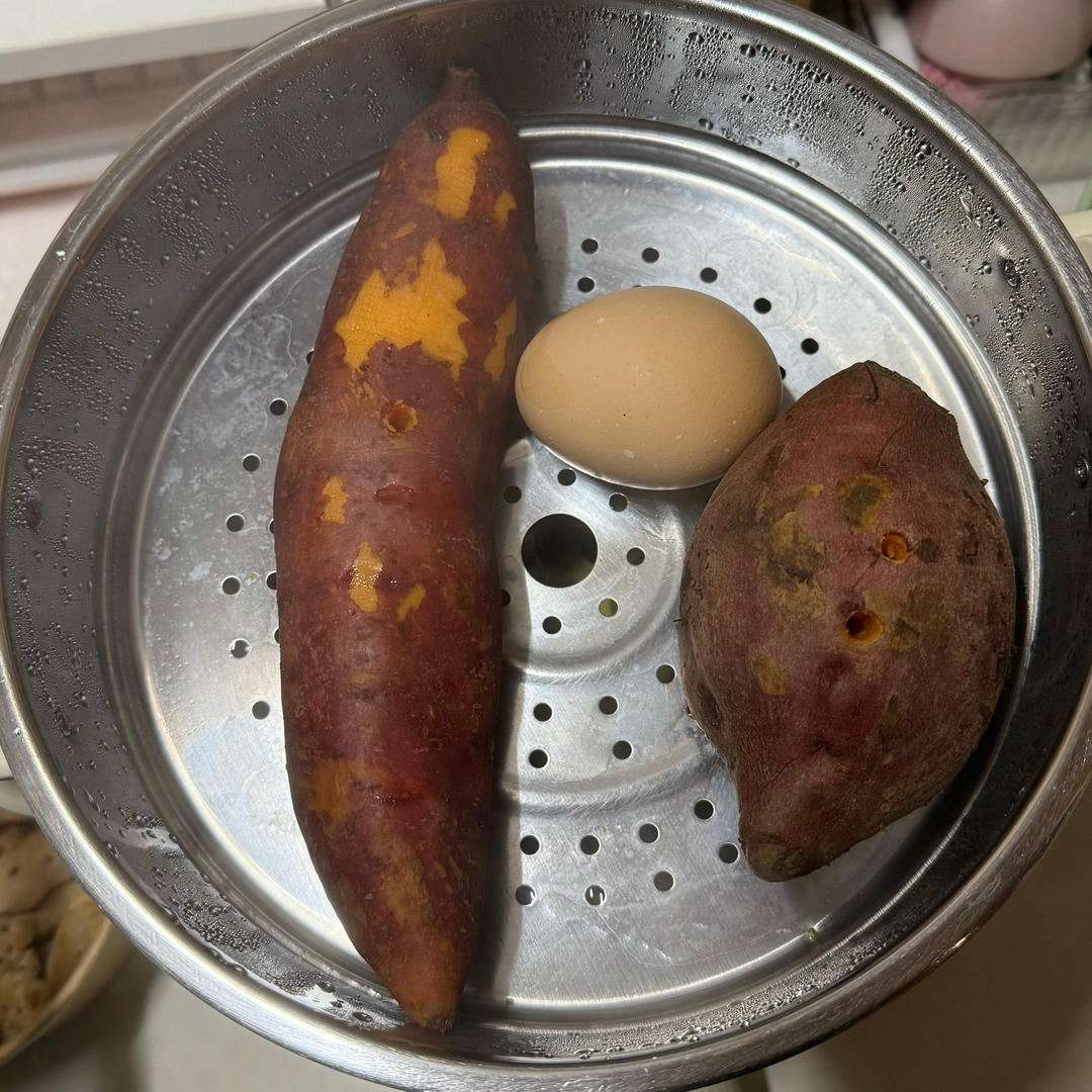 减脂餐——煎无油鸡胸肉｜生胡萝卜｜水煮青菜、西兰花、鸡蛋｜蒸红薯的做法 步骤15