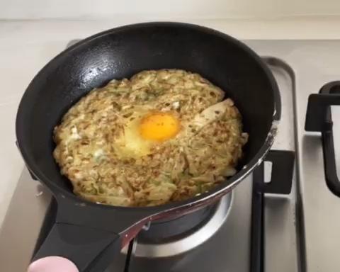 包菜丝鸡蛋厚煎饼-减脂减肥餐也能喷香美味的做法 步骤10