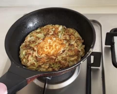 包菜丝鸡蛋厚煎饼-减脂减肥餐也能喷香美味的做法 步骤11