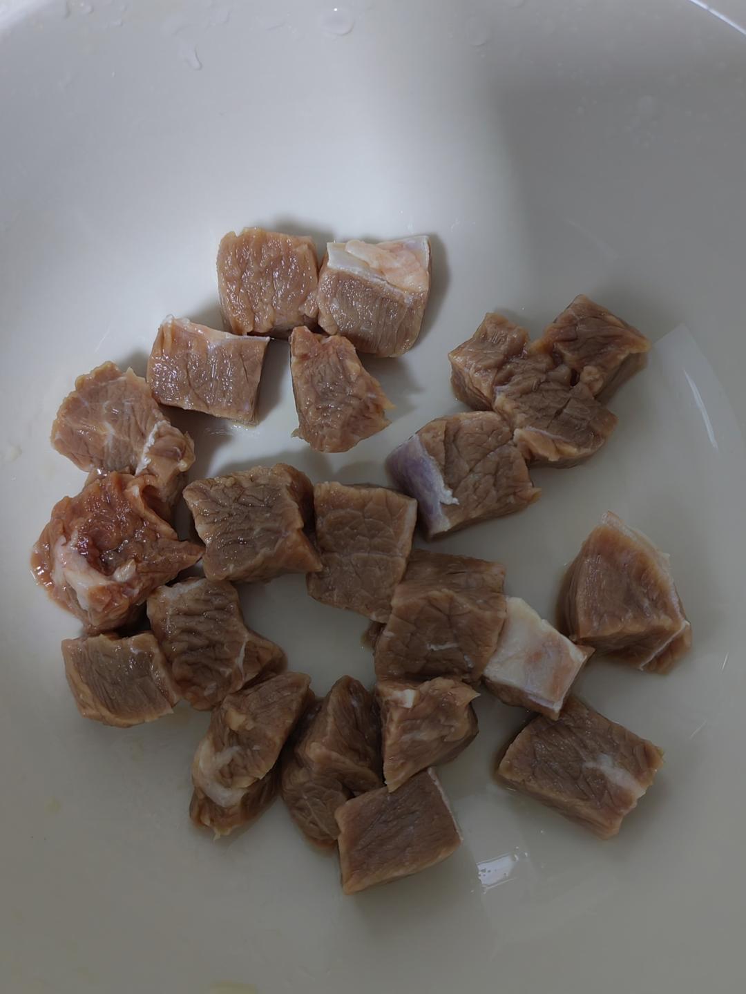 快乐减肥餐：芦笋牛肉粒的做法 步骤1