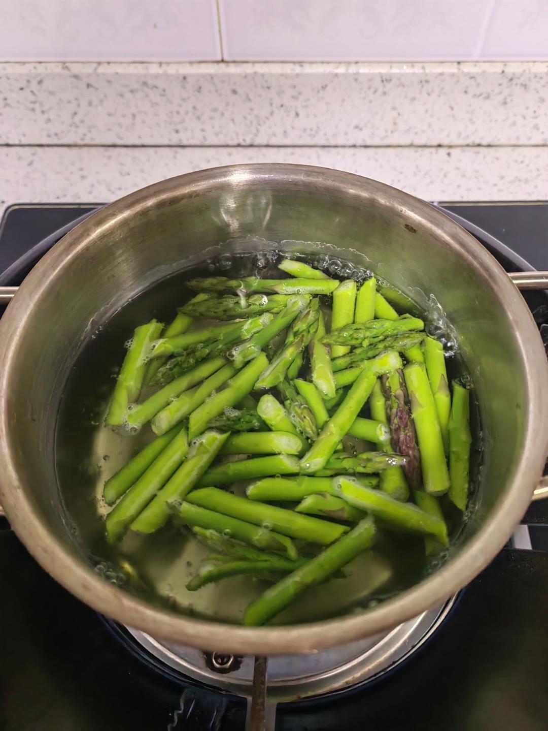 快乐减肥餐：芦笋牛肉粒的做法 步骤2