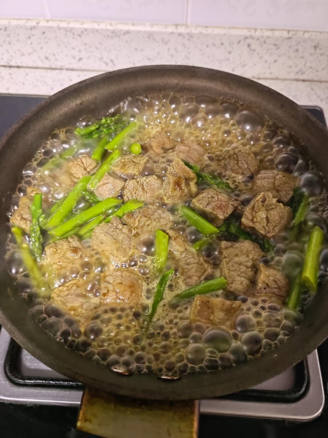 快乐减肥餐：芦笋牛肉粒的做法 步骤4