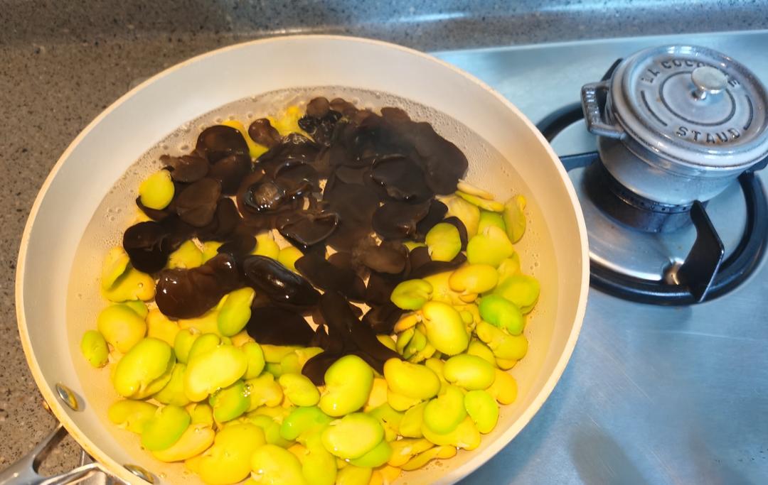 夏天完美减肥菜：木耳蚕豆炒鸡蛋的做法 步骤2