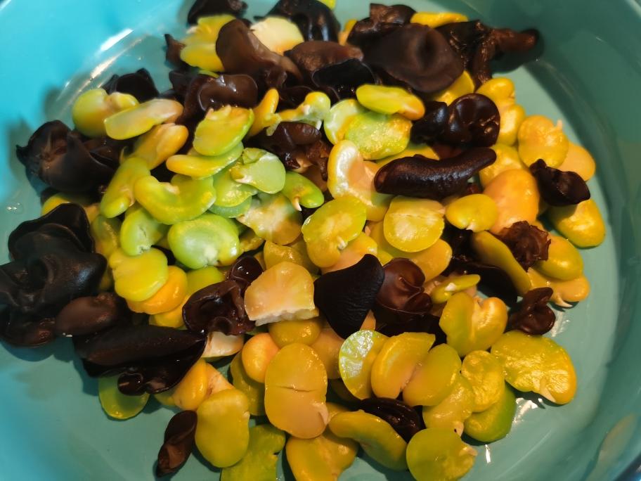 夏天完美减肥菜：木耳蚕豆炒鸡蛋的做法 步骤3