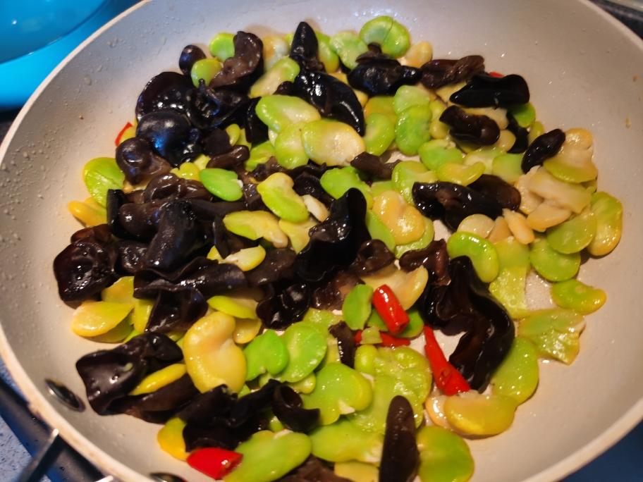 夏天完美减肥菜：木耳蚕豆炒鸡蛋的做法 步骤7