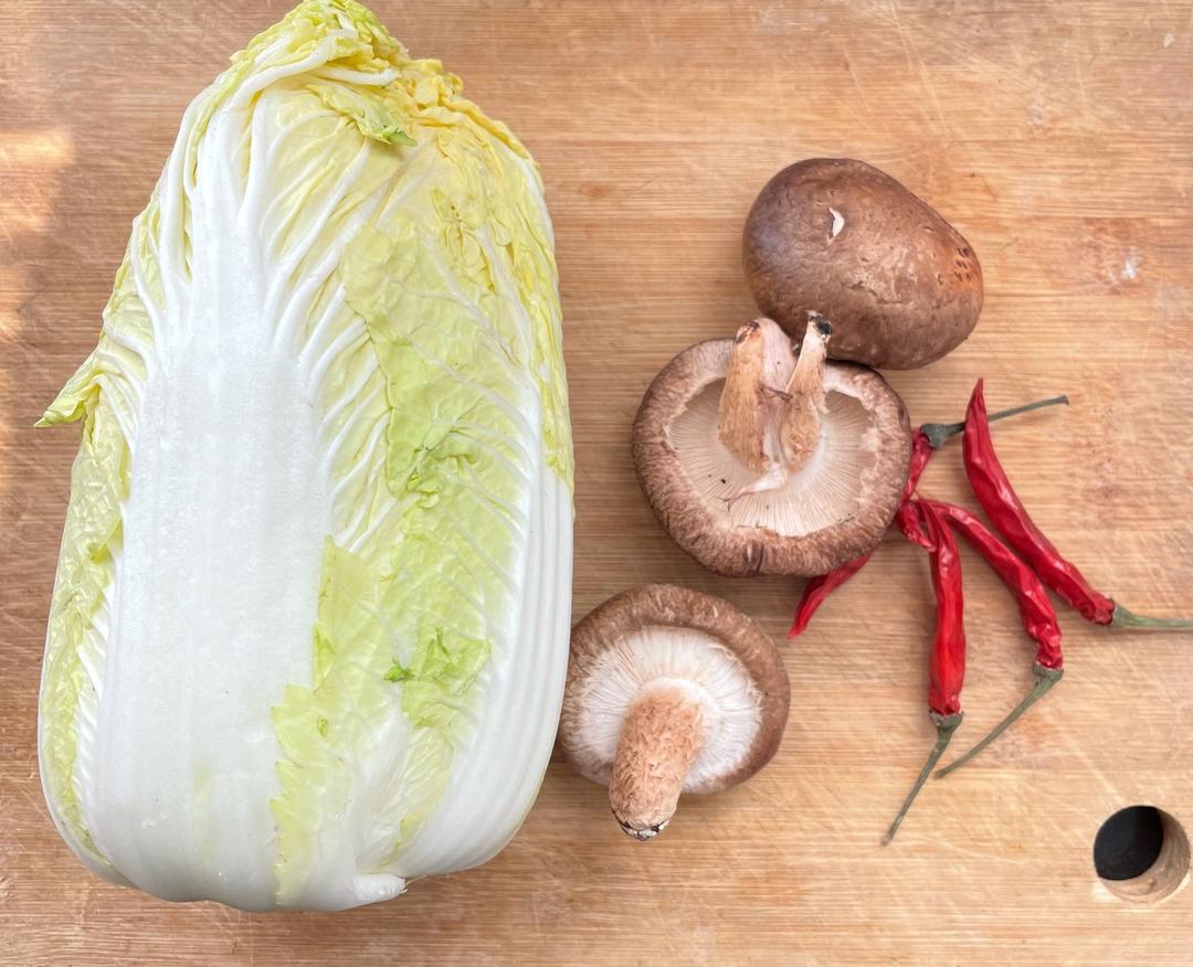 春日减肥餐～白菜烧香菇的做法 步骤1