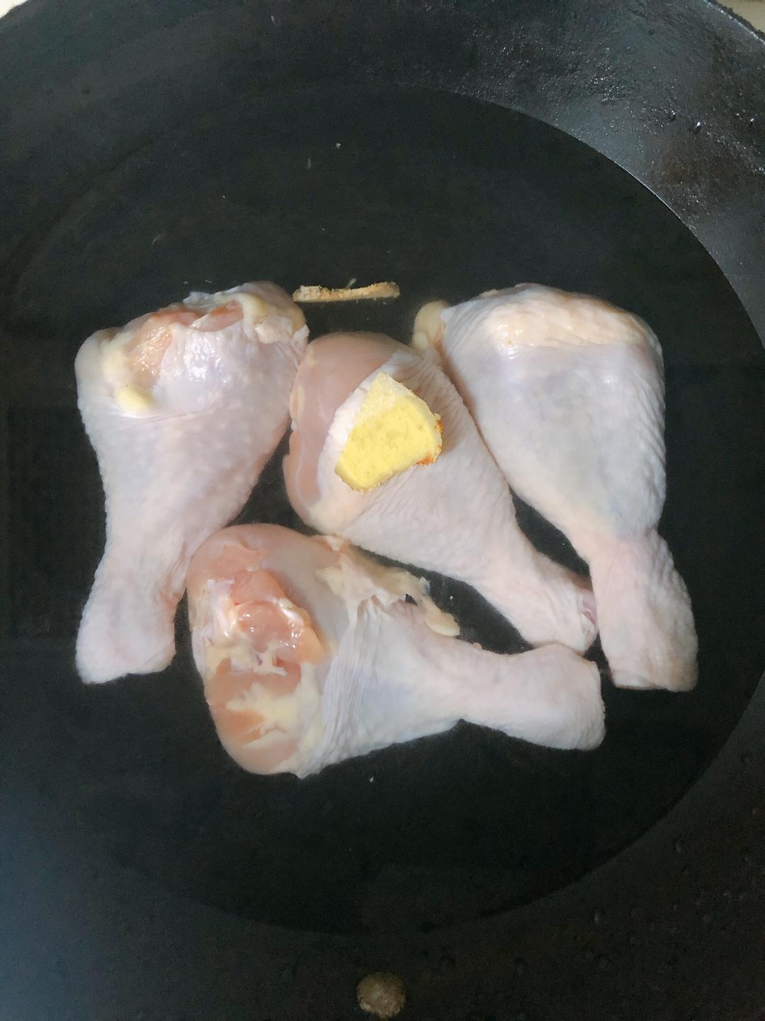 柠檬拌鸡丝『清新餐桌的减肥菜』手撕鸡腿的做法 步骤1