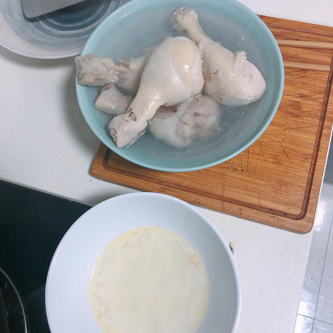 柠檬拌鸡丝『清新餐桌的减肥菜』手撕鸡腿的做法 步骤2