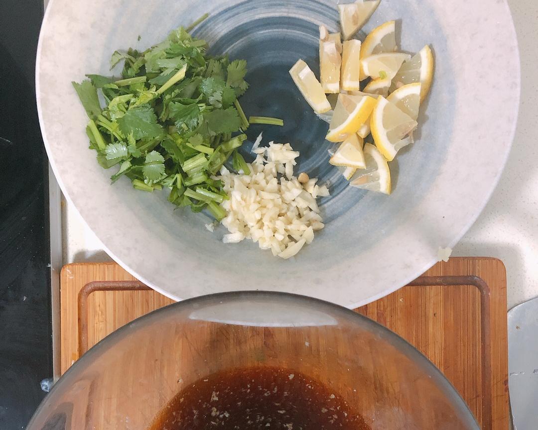 柠檬拌鸡丝『清新餐桌的减肥菜』手撕鸡腿的做法 步骤3