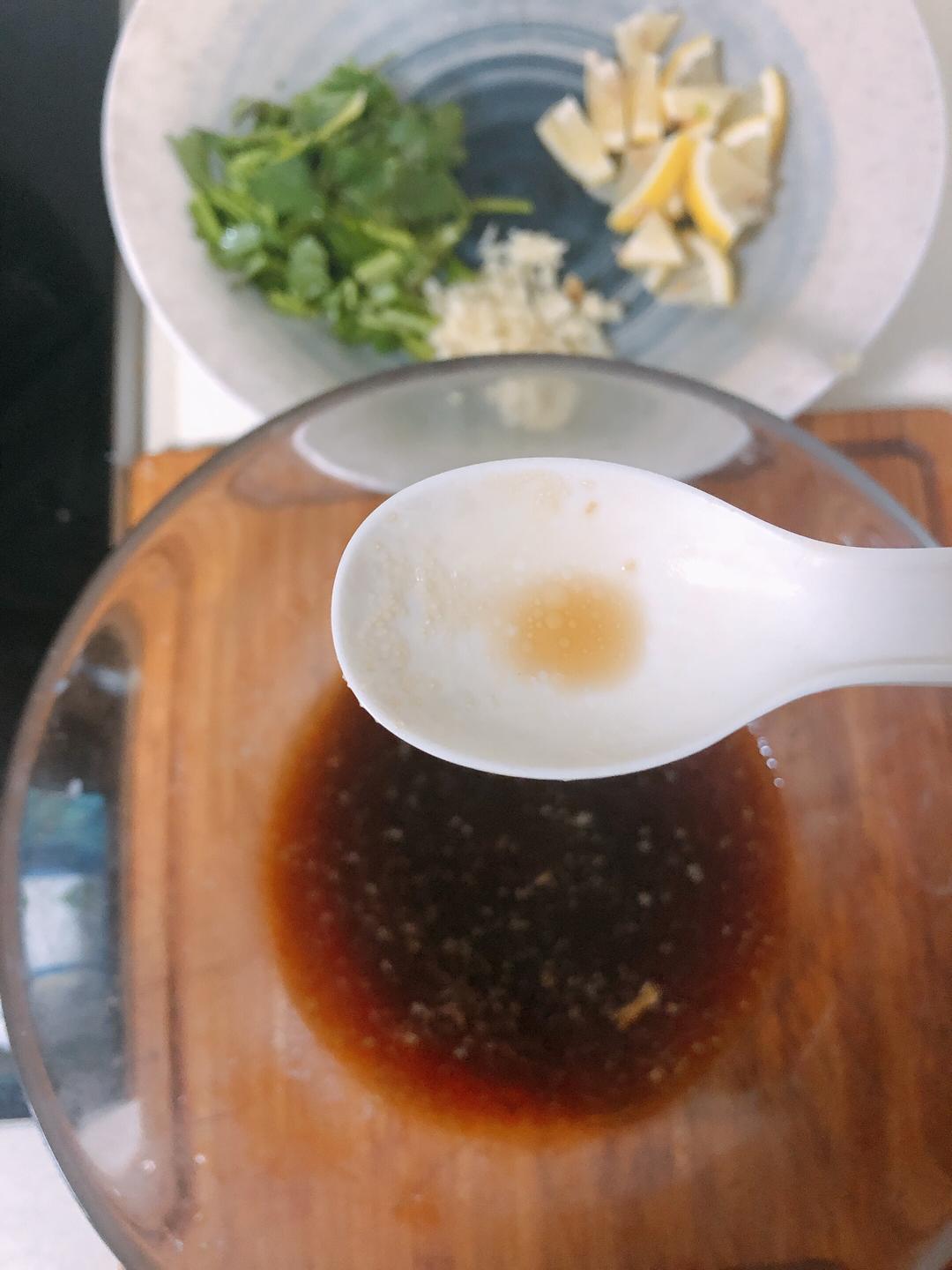 柠檬拌鸡丝『清新餐桌的减肥菜』手撕鸡腿的做法 步骤4