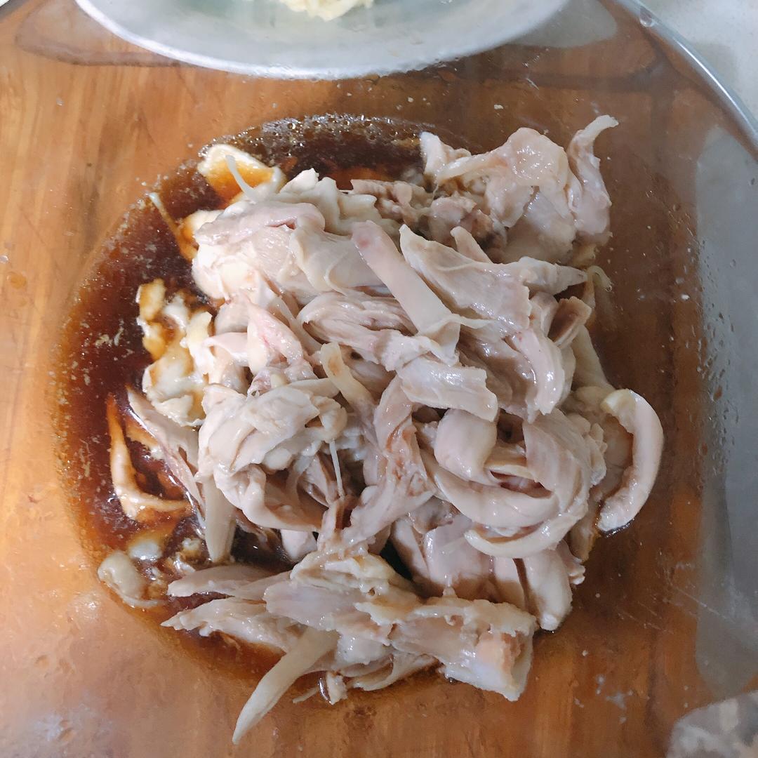 柠檬拌鸡丝『清新餐桌的减肥菜』手撕鸡腿的做法 步骤6